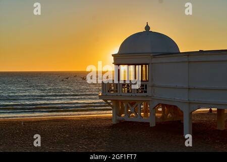 Tramonto dalla spiaggia di la Valeta, Cadice (Spagna) in una bella, calda e tranquilla serata estiva, senza persone Foto Stock