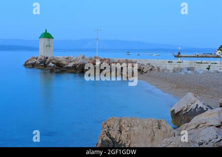 Luce di ingresso verde del porto di Bol (Isola di Brac), Croazia Foto Stock