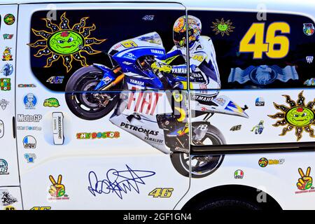 Un minivan ceco decorato con adesivi del 9 volte campione del mondo della MotoGP Valentino Rossi (1979) a Bol (Isola di Brac), Croazia Foto Stock