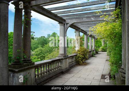 The Hill Garden and Pergola, un giardino georgiano e terrazza nel giardino Hill con vista su Hampstead Heath, Londra, Regno Unito Foto Stock