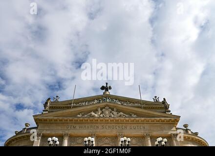 20 agosto 2021, Hessen, Francoforte sul meno: Le parole "Dem Wahren Schoenen Guten" sono scritte in grandi lettere sulla pietra di arenaria calcarea di colore chiaro sopra il portale d'ingresso dell'Alte Oper. Costruito nel 1880 secondo i piani dell'architetto berlinese Richard Lucae (1829-1877), il teatro dell'opera in stile rinascimentale fu in gran parte distrutto in una notte di bombardamenti nel 1944. Il 25 agosto 1981, la sala concerti e congressi è stata riaperta con la sua facciata classicista. Foto: Arne Dedert/dpa Foto Stock