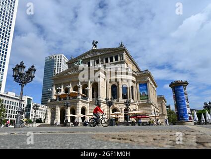 20 agosto 2021, Hessen, Francoforte sul meno: La luce del sole cade sulla pietra arenaria calcarea leggera dell'Alte Oper. Costruito nel 1880 secondo i piani dell'architetto berlinese Richard Lucae (1829-1877), il teatro dell'opera in stile rinascimentale fu in gran parte distrutto in una notte di bombardamenti nel 1944. Il 25 agosto 1981, la sala concerti e congressi è stata riaperta con la sua facciata classicista. Foto: Arne Dedert/dpa Foto Stock