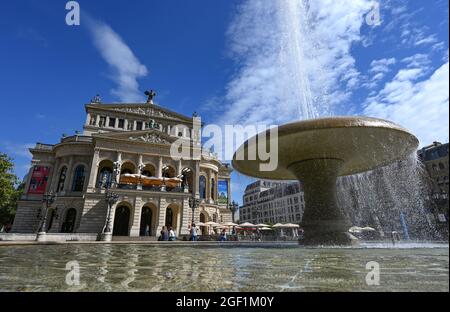 20 agosto 2021, Hessen, Francoforte sul meno: La Fontana di Lucas bolle nella Opernplatz di fronte all'Alte Oper di Francoforte. La fontana prende il nome dall'architetto berlinese Richard Lucae (1829-1877), che progettò l'edificio in stile rinascimentale alto 34 metri e la fontana, inaugurata nel 1983. Il teatro dell'opera, costruito nel 1880, fu in gran parte distrutto in una notte di bombardamenti nel 1944. Il 25 agosto 1981 fu riaperta la sala concerti e congressi con la sua facciata classicista. (Al dpa: '40 anni dell'Alte Oper') Foto: Arne Dedert/dpa Foto Stock