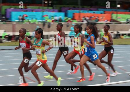 Nairobi, Kenya. 22 agosto 2021. Gli atleti gareggiano durante la finale femminile di 5000m ai Campionati mondiali di atletica U20 del 2021 a Nairobi, Kenya, 22 agosto 2021. Credit: Long Lei/Xinhua/Alamy Live News Foto Stock