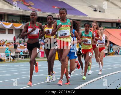 Nairobi, Kenya. 22 agosto 2021. Gli atleti gareggiano durante la finale femminile di 5000m ai Campionati mondiali di atletica U20 del 2021 a Nairobi, Kenya, 22 agosto 2021. Credit: Long Lei/Xinhua/Alamy Live News Foto Stock