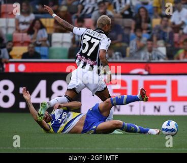 Udine. 23 Agosto 2021. Leonardo Bonucci (Down) del FC Juventus vies con Roberto Pereyra di Udinese durante una partita di football tra Udinese e FC Juventus a Udine, 22 agosto 2021 Credit: Xinhua/Alamy Live News Foto Stock