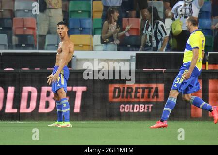 Udine. 23 Agosto 2021. Cristiano Ronaldo (L) del FC Juventus celebra il suo obiettivo prima che sia vietato durante una partita di calcio della Serie A tra Udinese e FC Juventus a Udine, Italia, 22 agosto 2021 Credit: Xinhua/Alamy Live News Foto Stock