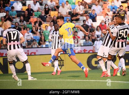 Udine. 23 Agosto 2021. FC Juventus' Paulo Dybala (C, front) segna il suo obiettivo durante una partita di calcio della Serie A tra Udinese e FC Juventus a Udine, Italia, 22 agosto 2021 credito: Xinhua/Alamy Live News Foto Stock