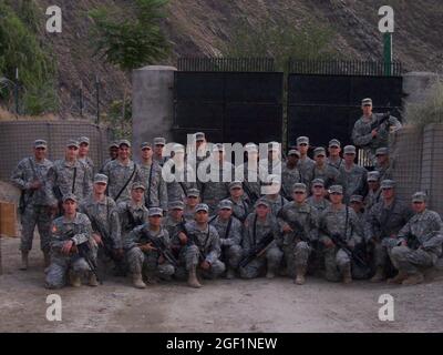 Foto Ecco il secondo Platoon, Azienda scelta, alla Forward Operating base Benedizione, Nangalam, Afghanistan. Le immagini sono: (Da sinistra a destra/fila posteriore) staff Sgt. Sam Miller, PFC. Nick Murray, CPL. Pruitt Rainey, SPC. Laquan Borden, Sgt. Mike Santiago, SPC. Ryan Schwartz, SPC. Tyler Stafford, SPC. John Hayes, staff Sgt. Jonathan Benton, CPL. Matthew Phillips, SPC. Adam Hamby, SPC. Uve Reid, SPC. Tarien Lister, SPC. Jeff Molnar, SPC. Jacob Sones, SPC. Richard Ingledue, SPC. Tyler Hanson, Sgt. Ryan Pitts, PFC. Joseph Latulippe, (da sinistra a destra/prima fila) Sgt. Prima classe Matthew Kahler, Sgt. Brian Hisson Foto Stock