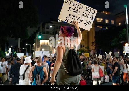 Tel Aviv, Israele. 21 Agosto 2021. Dimostrazione contro le restrizioni del virus Corona, la coercizione del vaccino e il nuovo “Green Badge/Pass”. Il Ministero della Salute israeliano è il primo a fornire una terza dose di vaccinazione di vaccini Pfizer e moderna per 40 anni - non ancora approvato dalla FDA. A giugno il governo aveva ampliato gli sforzi per il vaccino, incoraggiando i giovani a partire dai 12 anni a vaccinarsi. Credit: Matan Golan/Alamy Live News Foto Stock