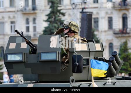 Kiev, Ucraina. 22 agosto 2021. KYIV, UCRAINA - 22 AGOSTO 2021: I veicoli militari ucraini guidano in formazione in una prova di parata militare in occasione della Giornata dell'Indipendenza a Khreschatyk Street a Kyiv (Foto di Aleksandr Gusev/Pacific Press) Credit: Pacific Press Media Production Corp./Alamy Live News Foto Stock