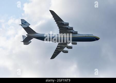 Kiev, Ucraina. 22 agosto 2021. KIEV, UCRAINA - 22 AGOSTO 2021: Aereo ucraino Antonov AN-225 Mriya vola durante una prova per la parata militare del giorno dell'Indipendenza nel centro di Kiev (foto di Aleksandr Gusev/Pacific Press) Credit: Pacific Press Media Production Corp./Alamy Live News Foto Stock