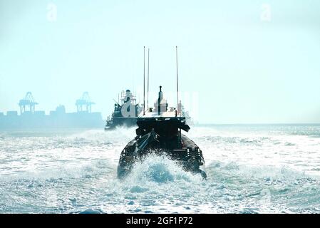 210817-N-XQ474-0085 GOLFO ARABO (AGOSTO 17, 2021) – una barca gonfiabile a scafo rigido, attaccata al comandante, alla task force (CTF) 52 e alle battelli di pattuglia Mark VI, attaccata al comandante, alla task force (CTF) 56, transita attraverso il Golfo Arabico durante l'addestramento di salto aereo, agosto 17. CTF 52, CTF 56 sono distribuiti nell'area operativa della 5th Fleet degli Stati Uniti e supportano le operazioni navali per garantire la stabilità e la sicurezza marittima nella regione centrale, collegando il Mediterraneo e il Pacifico attraverso l'Oceano Indiano occidentale e tre punti di arresto strategici al libero flusso del commercio globale. (STATI UNITI Navy foto di massa Foto Stock