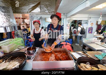 Ristorante Tteok-bokki al villaggio di Bukchon Hanok a Seoul, Corea. Foto Stock