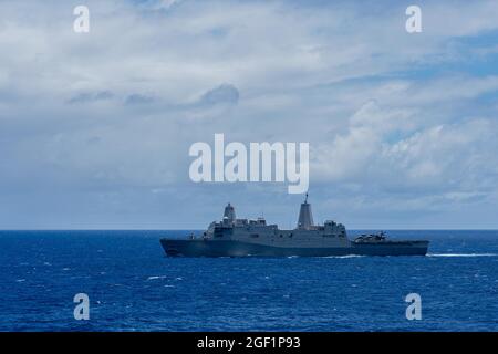 OCEANO PACIFICO (14 agosto 2021) nave portuale di trasporto anfibio USS Portland (LPD 27) transita attraverso l'Oceano Pacifico lungo la nave di sbarco anfibio USS Pearl Harbor (LSD 52), agosto 14. Pearl Harbor sta partecipando a Large-Scale Exercise (LSE) 2021, una formazione integrata a livello globale che dimostra la capacità della Marina degli Stati Uniti di impiegare una forza precisa, letale e schiacciante in tre comandi di componenti navali, cinque flotte numerate e 17 fusi orari. (STATI UNITI Foto Navy di Mass Communication Specialist terza classe Sang Kim) Foto Stock