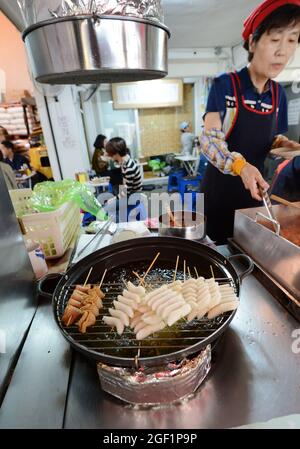 Ristorante Tteok-bokki al villaggio di Bukchon Hanok a Seoul, Corea. Foto Stock