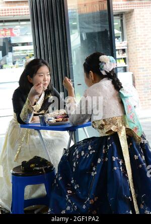 Ristorante Tteok-bokki al villaggio di Bukchon Hanok a Seoul, Corea. Foto Stock