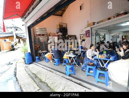 Ristorante Tteok-bokki al villaggio di Bukchon Hanok a Seoul, Corea. Foto Stock