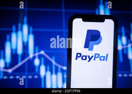 LONDRA, UK - Agosto 2021: Logo del servizio finanziario PayPal su uno smartphone Foto Stock