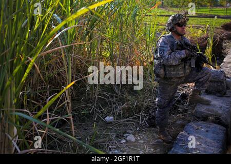 SPC dell'esercito degli Stati Uniti. Victor Bardales, 28, di Brooklyn, N.Y., assegnato a Combat Company, 1° Battaglione, 32° Regiment fanteria, 3° Team di combattimento Brigata, 10° Divisione montagna, fornisce sicurezza durante una pattuglia attraverso il villaggio Munay nel distretto di Shigal della provincia di Kunar, Afghanistan il 7 dicembre. Foto Stock