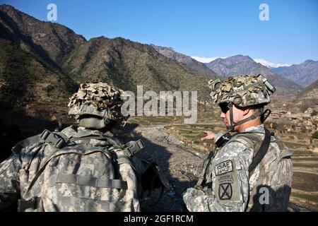 Esercito degli Stati Uniti 1Lt. Aaron Malcolm parla con il suo comandante della compagnia, il Capitano Albert ÒPacoÓ Bryant, da Washington, D.C., del miglior percorso per una pattuglia ai piedi verso il villaggio di Lachey nella valle di Shigal, in Afghanistan il 7 dicembre 2009. Malcolm e Bryant sono assegnati a Combat Company, 1° Battaglione, 32° Regiment fanteria, 3° Team di combattimento Brigata, 10° Divisione montagna. (STATI UNITI Foto dell'esercito di Sgt. Teddy Wade/rilasciato) Foto Stock