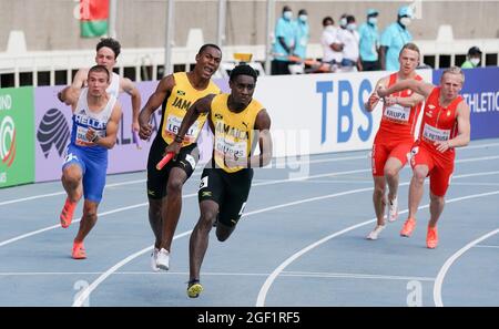 Nairobi, Kenya. 22 agosto 2021. Gli atleti si sfidano durante la finale maschile del relè 4x100m ai Campionati mondiali di atletica U20 del 2021 a Nairobi, Kenya, 22 agosto 2021. Credit: Zhang Yu/Xinhua/Alamy Live News Foto Stock