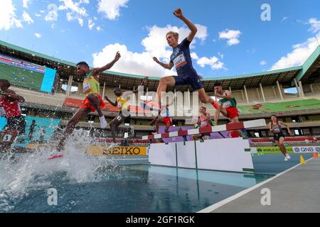 Nairobi, Kenya. 22 agosto 2021. Gli atleti si sfidano durante la finale maschile Steeplechase da 3000 m ai Campionati mondiali di atletica U20 del 2021 a Nairobi, Kenya, 22 agosto 2021. Credit: Long Lei/Xinhua/Alamy Live News Foto Stock