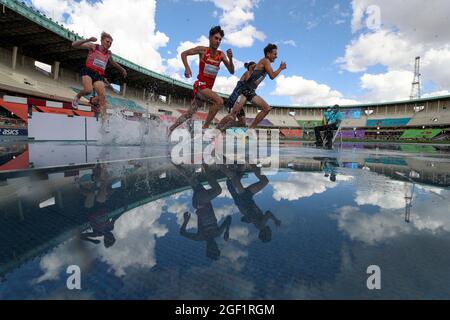 Nairobi, Kenya. 22 agosto 2021. Gli atleti si sfidano durante la finale maschile Steeplechase da 3000 m ai Campionati mondiali di atletica U20 del 2021 a Nairobi, Kenya, 22 agosto 2021. Credit: Long Lei/Xinhua/Alamy Live News Foto Stock