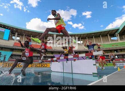 Nairobi, Kenya. 22 agosto 2021. Gli atleti si sfidano durante la finale maschile Steeplechase da 3000 m ai Campionati mondiali di atletica U20 del 2021 a Nairobi, Kenya, 22 agosto 2021. Credit: Long Lei/Xinhua/Alamy Live News Foto Stock