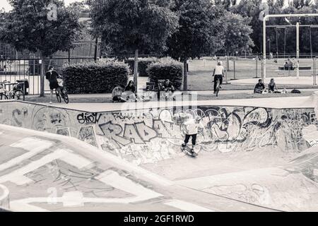 Francoforte, Germania, 21. 2021 agosto: Skateboarder nello Skatepark Frankfurt Osthafen Foto Stock