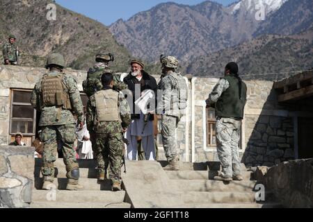 Albert 'Paco' Bryant, da Washington, D.C., dal Capo Marino Marcus Young, dal Maryland, e soldati dell'Esercito Nazionale Afgano incontrano il sub-governatore del distretto di Shigal nel villaggio di Lachey nella provincia di Kunar, in Afghanistan il 7 dicembre. Bryant è il comandante della Combat Company, 1° Battaglione, 32° Regiment fanteria, 3° Team di combattimento Brigata, 10° Divisione montagna e Young è un comandante della Embedded Training Team. Foto Stock