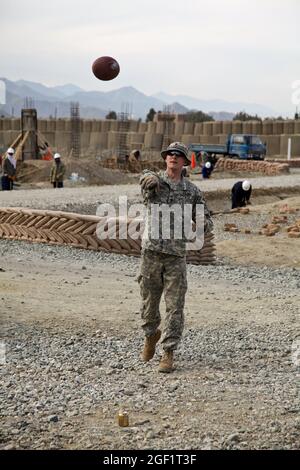 SPC dell'esercito degli Stati Uniti. Robert Sumner, 31 anni, da Birmingham, Inghilterra, gioca a calcio prima di uscire in missione dalla base operativa di avanzamento Joyce, Afghanistan, 12 dicembre 2009. Sumner è assegnato alla sicurezza personale distaccamento, sede e Headquares Company, 1 ° battaglione, 32 ° reggimento fanteria, 3 ° Brigade Combat Team, 10 ° Divisione montagna. Foto Stock