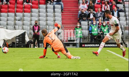 Monaco di Baviera, Germania. 22 agosto 2021. Mark uth (R) di Koeln fa un colpo durante una partita della Bundesliga tedesca tra il Bayern Munich e il FC Koeln a Monaco di Baviera, Germania, 22 agosto 2021. Il Bayern Munich ha vinto 3-2. Credit: Philippe Ruiz/Xinhua/Alamy Live News Foto Stock