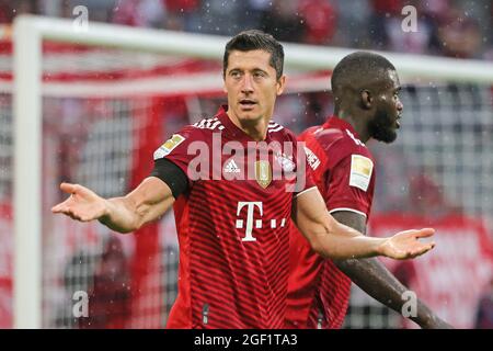 Monaco di Baviera, Germania. 22 agosto 2021. Robert Lewandowski (L) del Bayern Munich festeggia il suo punteggio durante una partita della Bundesliga tedesca tra il Bayern Munich e il FC Koeln a Monaco di Baviera, Germania, 22 agosto 2021. Il Bayern Munich ha vinto 3-2. Credit: Philippe Ruiz/Xinhua/Alamy Live News Foto Stock