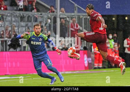 Monaco di Baviera, Germania. 22 agosto 2021. Serge Gnabry (R) del Bayern Munich spara per prendere il suo primo punteggio durante una partita tedesca Bundesliga tra Bayern Munich e FC Koeln a Monaco di Baviera, Germania, 22 agosto 2021. Il Bayern Munich ha vinto 3-2. Credit: Philippe Ruiz/Xinhua/Alamy Live News Foto Stock