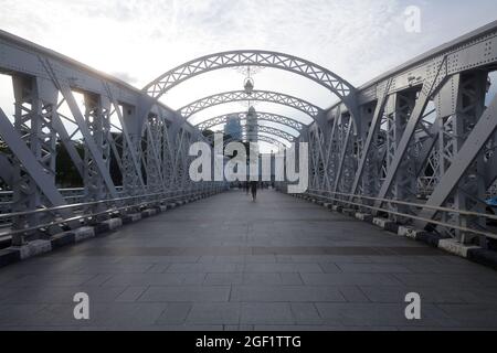 Splendido scatto in prima serata dello storico Ponte Cavenagh sul fiume Singapore nel centro della città Foto Stock