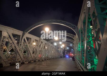 Splendido scatto in prima serata dello storico Ponte Cavenagh sul fiume Singapore nel centro della città Foto Stock