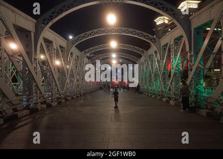 Splendido scatto in prima serata dello storico Ponte Cavenagh sul fiume Singapore nel centro della città Foto Stock