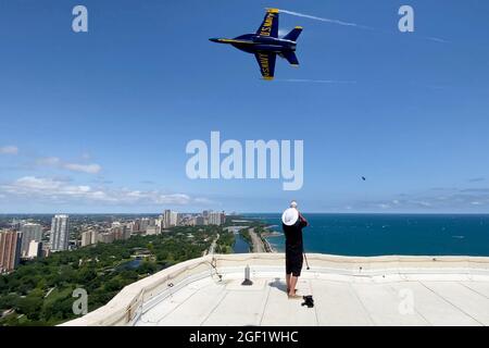 22 agosto 2021: Chicago, Illinois, Stati Uniti - la dimostrazione di volo della Marina degli Stati Uniti Squadron Blue Angels vola oltre il tetto del 1555 Astor North Condominium come fotografo Mike Wulf cattura l'azione durante il Chicago Air and Water Show 2021 a Chicago, il. Foto di Mike Wulf Foto Stock