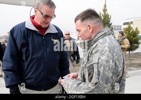 Gen. (Ret.) James Jones, U.S. National Security Advisor, colloqui con Lt. Gen. William B. Caldwell IV, Comandante NATO Training Mission - Afghanistan. Il consulente di protezione si è incontrato con NTM-un leader per un aggiornamento dei progressi sull'Esercito nazionale afgano e Polizia nazionale afgana di formazione. Foto Stock