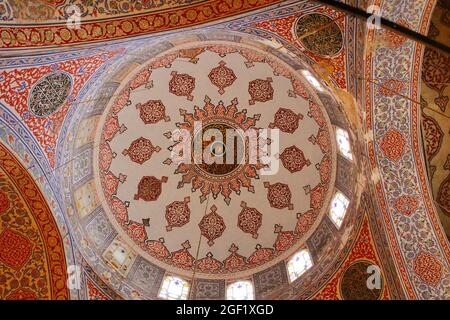 Foto ad angolo basso della Moschea Blu ornata decorazione interna del soffitto a cupola a ?stambul, Turchia Foto Stock