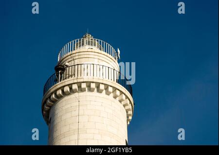 Antico faro, punto di riferimento e sicurezza per la navigazione in mare Foto Stock