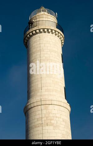 Antico faro, punto di riferimento e sicurezza per la navigazione in mare Foto Stock