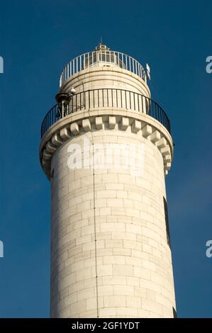 Antico faro, punto di riferimento e sicurezza per la navigazione in mare Foto Stock