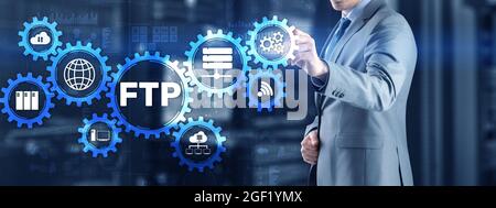 Uomo d'affari che preme il touch screen FTP. Concetto IT blu. Foto Stock