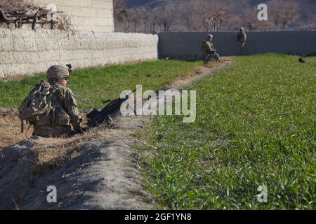 PFC dell'esercito degli Stati Uniti. Ethan Mangum, del 3-4 Cavalry, 3° Brigade Combat Team, 25° Divisione fanteria, fornisce sicurezza, 26 gennaio 2012, Distretto di Memlah, provincia di Nangarhar, Afghanistan. Foto Stock