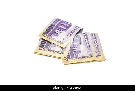 Banconote da migliaia di take del Bangladesh su un fondo bianco isolato Foto Stock