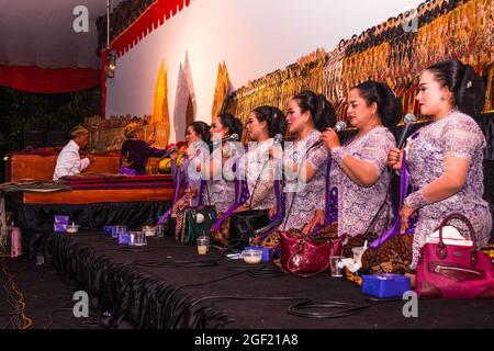 Spettacolo di burattini ombra, un'arte indonesiana, specialmente Giavanese. Visto c'è un dalang come attore principale accompagnato da un assistente e i sindens. Foto Stock