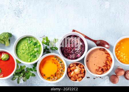 Varietà di zuppa vegana con molte zuppe di crema, fresca primavera dieta detox, sparato dalla parte superiore con spazio copia Foto Stock