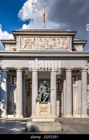 Statua di bronzo di Diego Velazquez di fronte al museo d'arte del Prado o al Museo Nacional del Prado, Madrid, Spagna Foto Stock